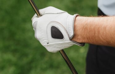 golfer-holds-club-with-gloves